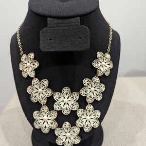 Elegant Floral Necklace in Gold and Cream